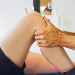 Knie wird bei manueller Therapie behandelt