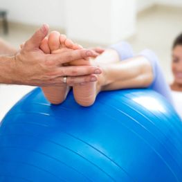 Frau macht Physiotherapie mit Gymnastikball