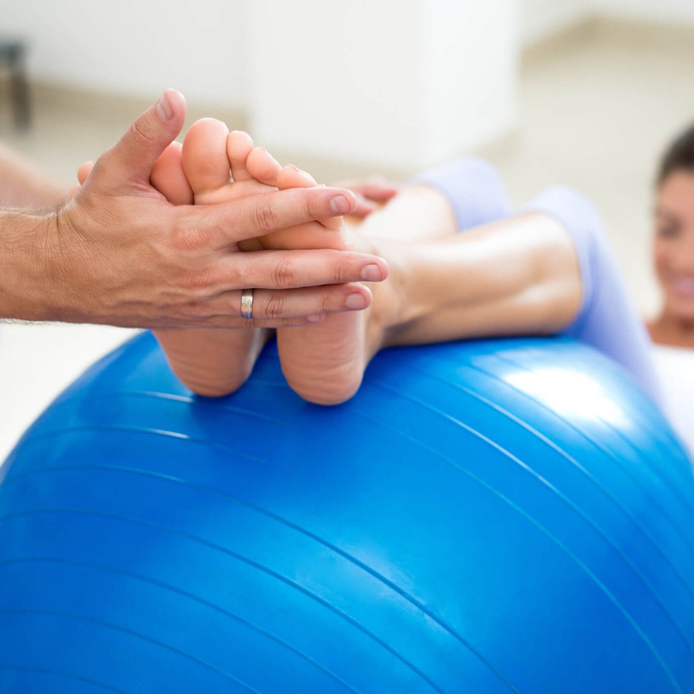 Training mit Gymnastikball - Krankengymnastik Hachenberg