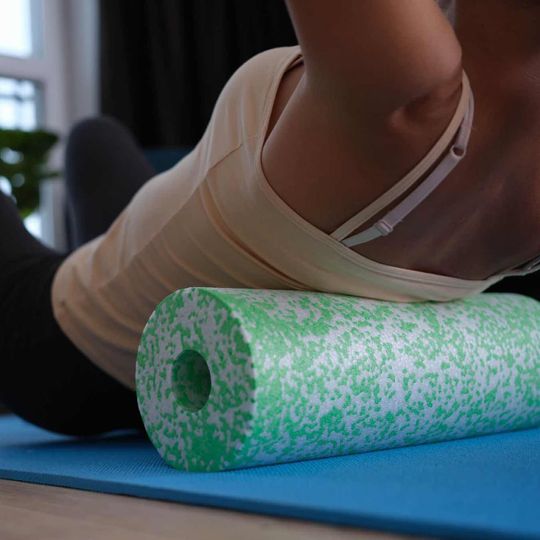 Frau macht Training auf einer Blackroll