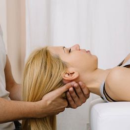 Frau bekommt eine Massage gegen Migräne