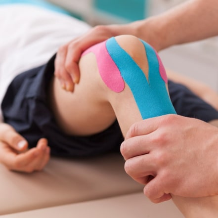 Knie mit Kinesiotape - Krankengymnastik Hachenberg