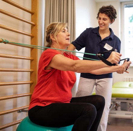 Patientin macht Physiotherapiebehandlung mit ihrer Physiotherapeutin